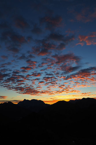 Dageraad in de Alpen - sfeervolle bergfotografie in het eerste licht van de dag.