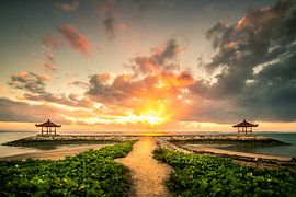 Way to the sunrise over the sea with temple like building by Fotos by Jan Wehnert