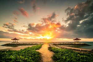 Weg zum Sonnenaufgang über dem Meer mit Tempel ähnlichen Bauwerk