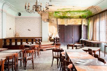 Verlassener Speisesaal in Verfall. von Roman Robroek – Fotos verlassener Gebäude