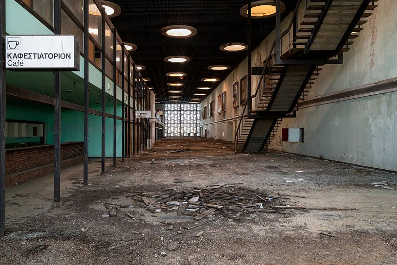 Verlassene Flughafenhalle. von Roman Robroek – Fotos verlassener Gebäude