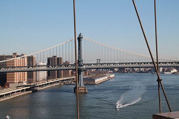 Zicht op New York vanaf Brooklyn Bridge van Tineke Mols