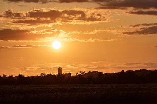 Ondergaande zon boven watertoren Domburg