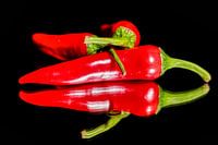 Pepers op zwarte achtergrond