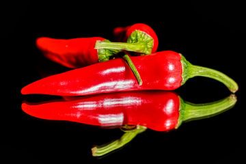 Pepers op zwarte achtergrond