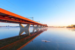 Hanzeboog Eisenbahnbrücke über die IJssel bei Zwolle an einem kalten Wintermorgen