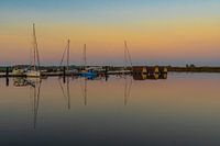 Avondlijke sfeer in de haven van Gager
