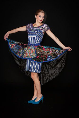 Portret van jongeren in zelfgemaakte Staphorsterstipwerk jurk