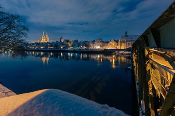 Regensburg zur blauen Stunde im Winter mit Schnee , Dom, Donau und Eiserner Steg von Robert Ruidl