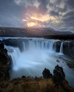 Schöner Wasserfall von Godafoss von Roy Poots