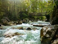 Tosender Fluss mit Felsen unter Brücke im Wald Deutschland