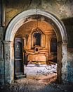 Église abandonnée en décrépitude. par Roman Robroek - Photos de bâtiments abandonnés Aperçu