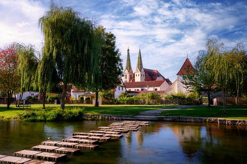 Het Sulzpark in Beilngries met uitzicht op de kerk