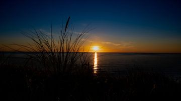 Zonsondergang op het strand van Lyngby van Derlach Photography