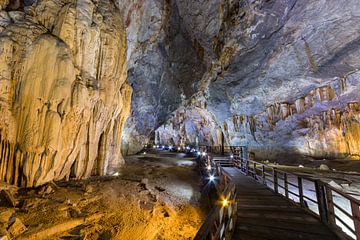 Suivez le sentier dans la grotte du paradis - Phong-Nha, Vietnam