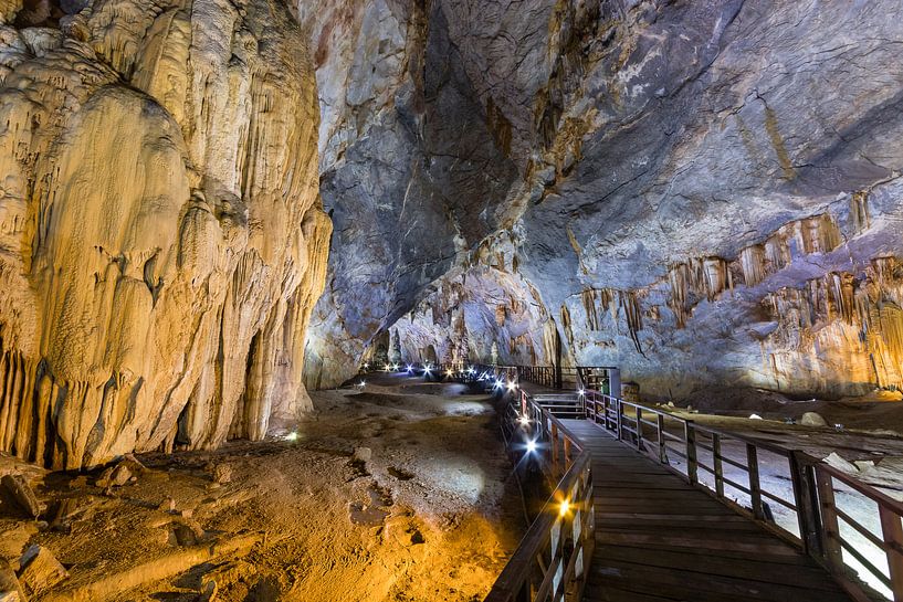 Folgen Sie der Spur in Paradise Cave - Phong-Nha, Vietnam von Thijs van den Broek