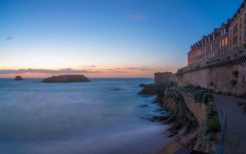 Saint Malo, de zee en haar stadsmuur vlak na zonsondergang van Ardi Mulder