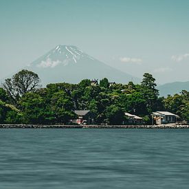 Kultur trifft Natur: Schrein am Meer vor Mount Fuji von Pitkovskiy Photography|ART