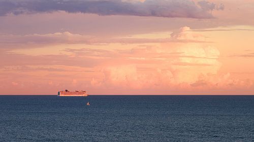Bateau de croisière pendant le coucher de soleil
