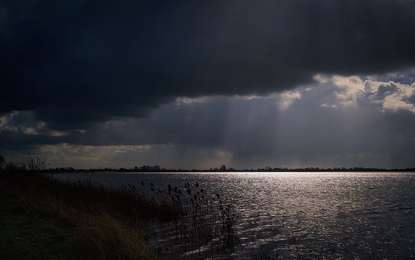 Nuages sombres au-dessus de l'eau par Pensierino by Barbara