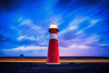 Klassischer alter Leuchtturm an der Küste von Zeeland, Niederlande. von Fotografiecor .nl