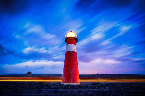 Klassischer alter Leuchtturm an der Küste von Zeeland, Niederlande.