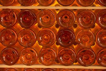 Bouteilles de vin sur une étagère en gros plan sur Gevk - izuriphoto