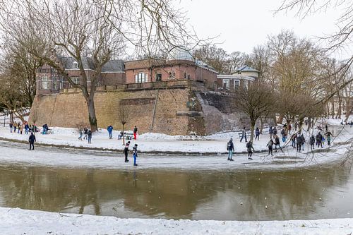 Bolwerk Sonnenborgh in winterse sfeer met schaatsers, Utrecht.