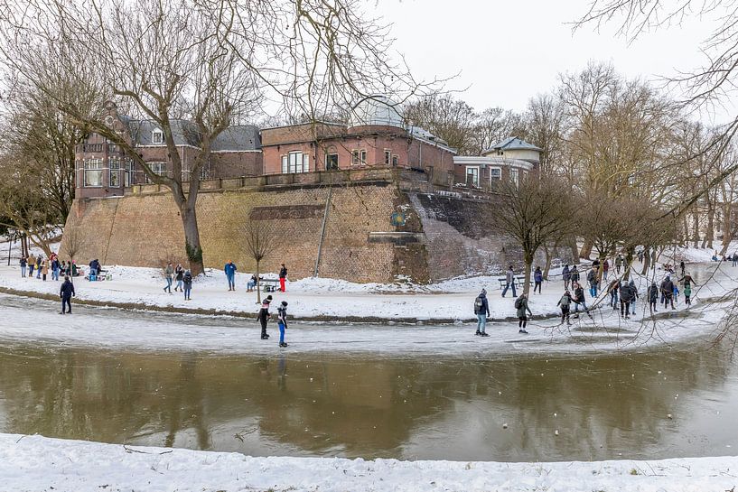 Bastei Sonnenborgh in Winteratmosphäre mit Schlittschuhläufern, Utrecht. von Russcher Tekst & Beeld