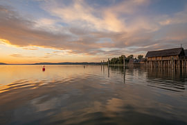 Abendrot über den Pfahlbauten in Unteruhldingen am Bodensee