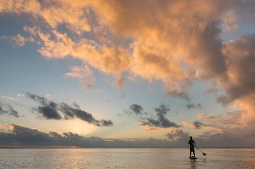 Stand Up Paddling bei Sonnenuntergang, Aitutaki