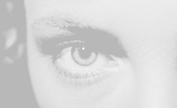 close- up van oog in grijstonen van Caroline Martinot