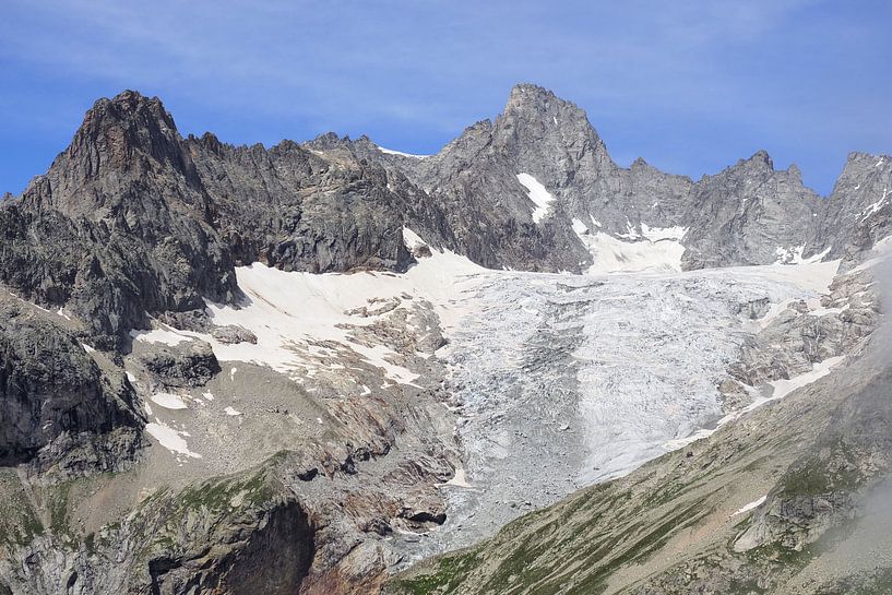 The TMB around Mont Blanc: a spectacular long-distance hiking trail through France, Italy and Switzerland - full of glaciers, peaks, Alpine meadows and magnificent mountain moments. by Miriam Schwarzfischer Fotografie