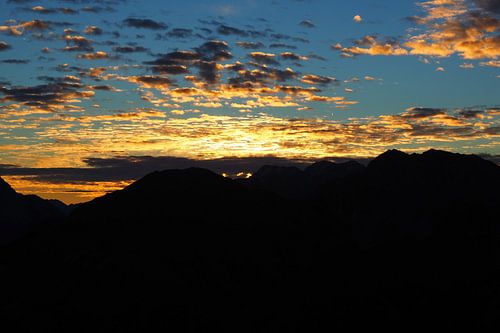 Dageraad in de Alpen - sfeervolle bergfotografie in het eerste licht van de dag.