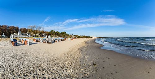 Panorama met strandstoelen in de Oostzeebadplaats Binz
