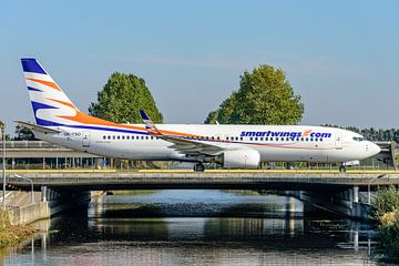 Smart Wings Boeing 737-800 is geland op Schiphol.