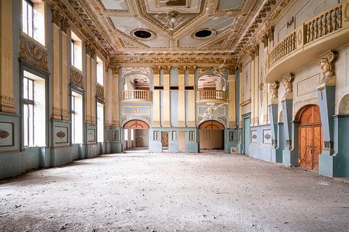Salle abandonnée dans la poussière.