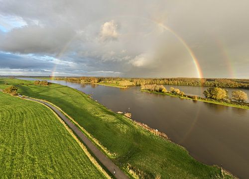 Arc-en-ciel lors d'une averse d'automne sur la rivière IJssel