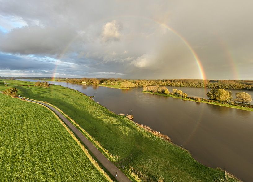 Arc-en-ciel lors d'une averse d'automne sur la rivière IJssel par Sjoerd van der Wal Photographie