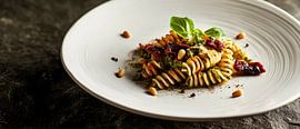 Fusilli mit Kräutern und Nüssen dekoriert von Poster Art Shop