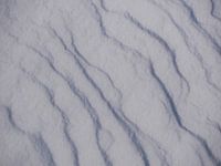Schneeoberfläche mit Strukturen durch Verwehungen