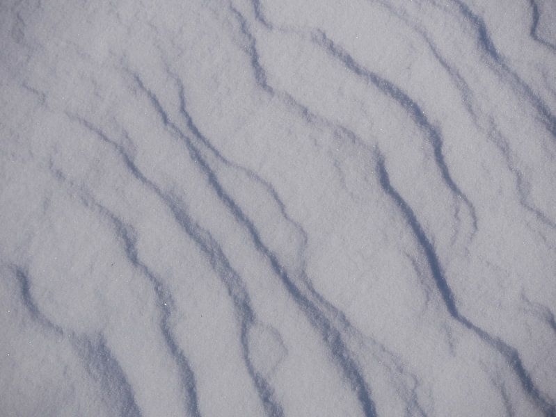 Schneeoberfläche mit Strukturen durch Verwehungen von mekke