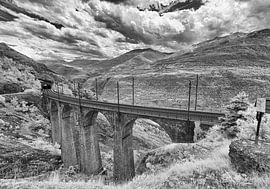 Eisenbahnbrücke an der Südrampe im Infrarot-Look von Ad Van Koppen Fotografie