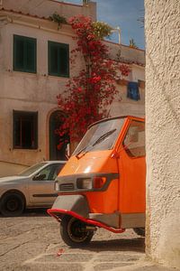 Orangefarbener Piaggio auf Procida | Golf von Neapel