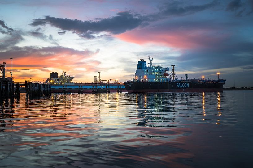 Tankers in de avondschemering van Jan Georg Meijer