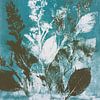 Botanische Blaupause - heitere Kunst von Blättern und Blumen in Cyan von But First Framing