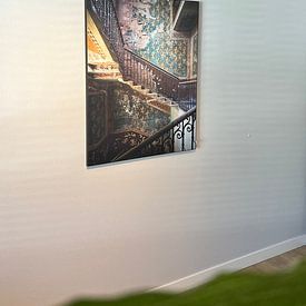 Klantfoto: Trap in Verlaten Boerderij. van Roman Robroek - Foto's van Verlaten Gebouwen, als ArtFrame