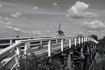 Brug met op de achtergrond molen in Kinderdijk van W J Kok