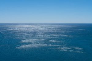 Das ruhige Meer unter blauem Himmel