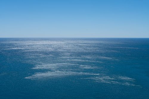 Das ruhige Meer unter blauem Himmel von Adriana Mueller